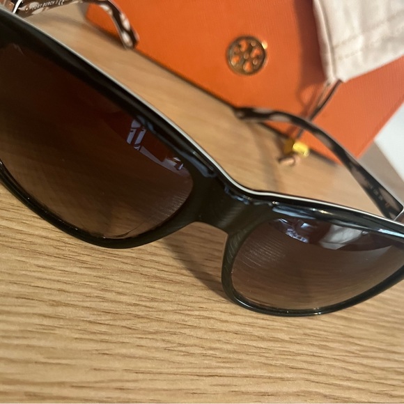 Tory Burch sunglasses - Picture 2 of 5